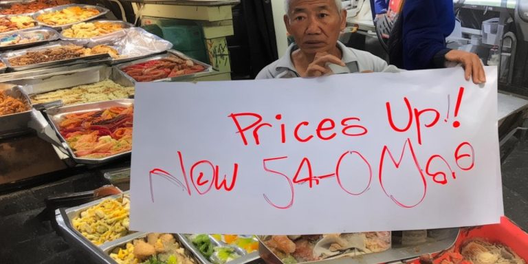 路边摊价格飙升三四十元 摊主称成本上涨难承受